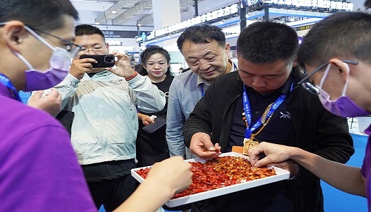 La clasificación de calidad con inteligencia artificial de Jiexun impulsa la Exposición Internacional de Chile y Condimentos de China (Qingdao) para impulsar la modernización inteligente de la industria de los condimentos.